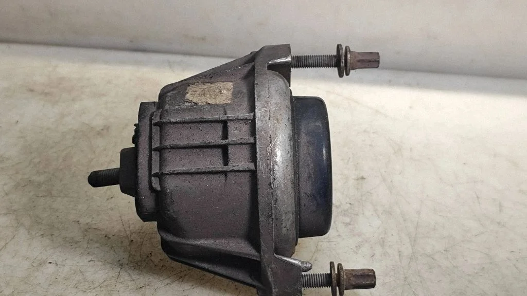 Engine mount bracket 13981112
