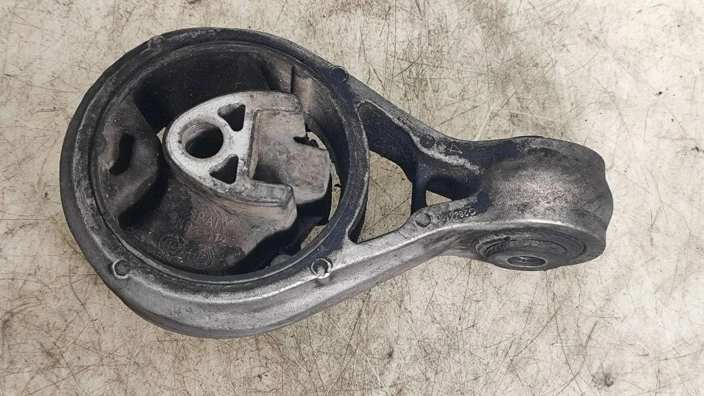 Engine mount bracket 9806994