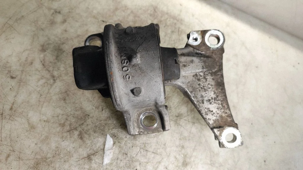 Engine mount bracket 52SMJ