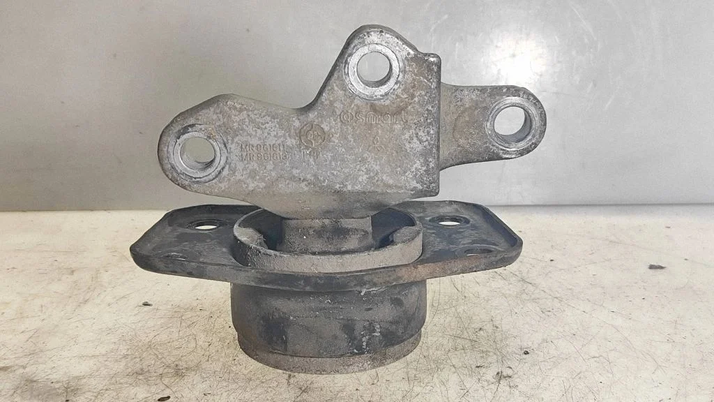 Engine mount bracket MR961613