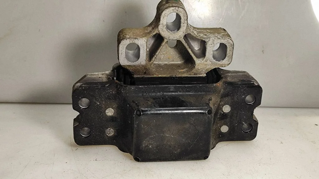 Engine mount bracket – Volkswagen Touran I (2003-2010)