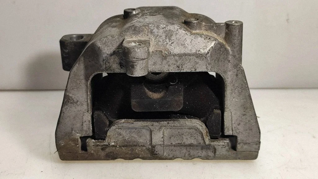Engine mount bracket – Volkswagen Touran I (2003-2010)