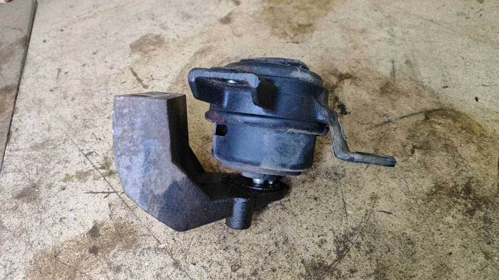 Engine mount bracket 218122B500