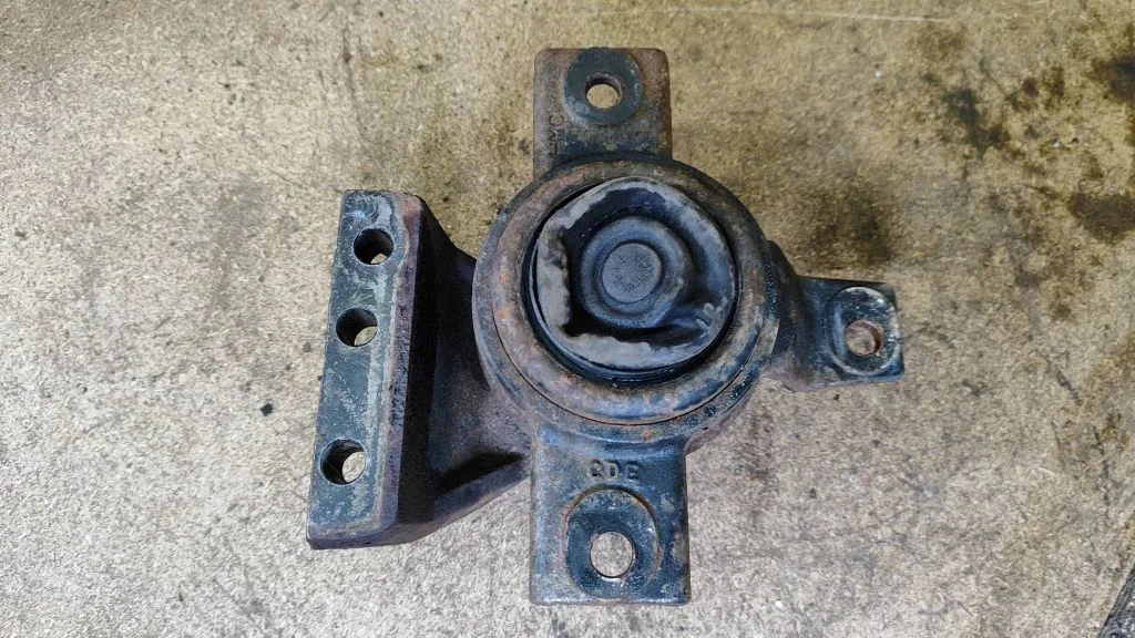 Engine mount bracket 218122B500