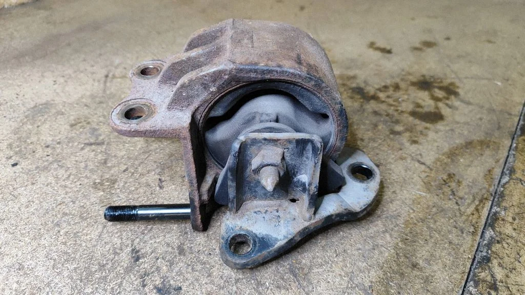 Engine mount bracket 218323F050