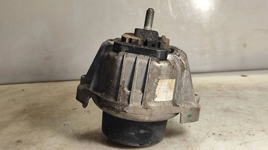 Engine mount bracket 13981112