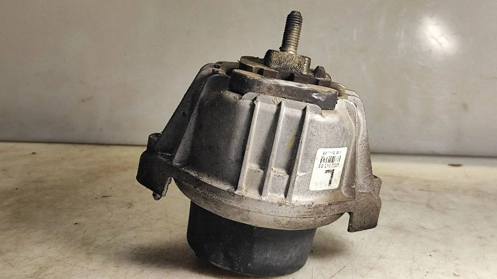 Engine mount bracket 13981112