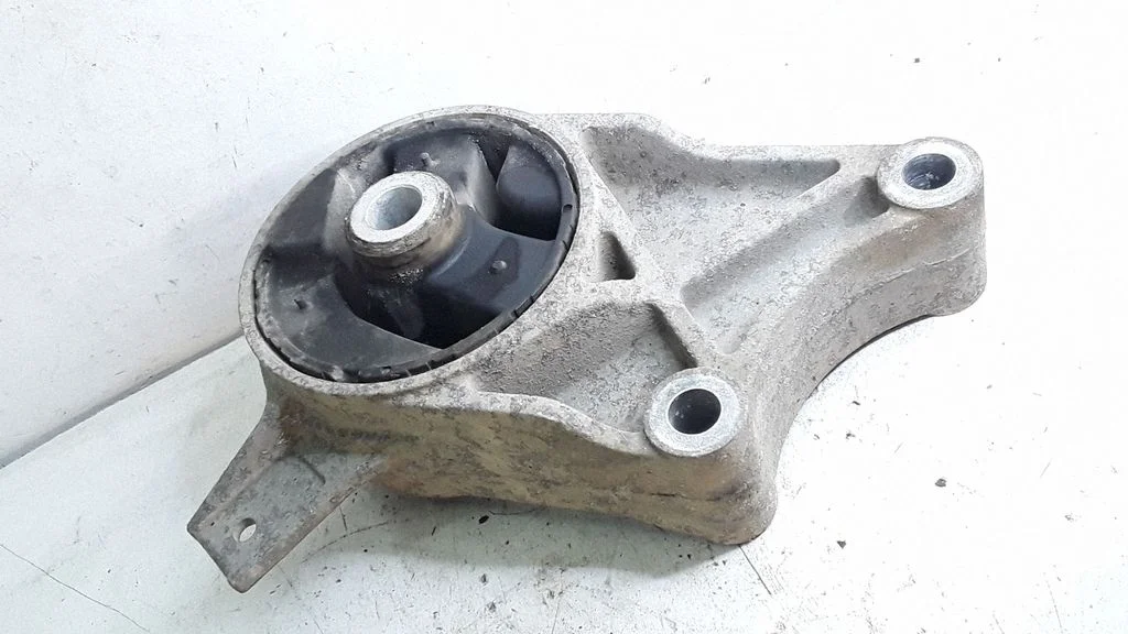 Engine mount bracket – Opel Vectra C (2002-2005)