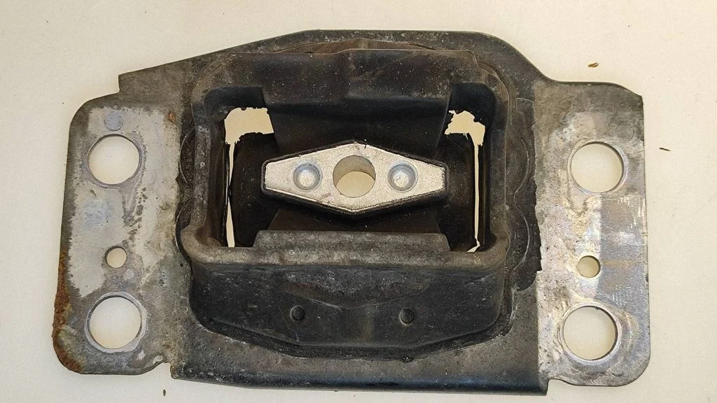 Engine mount bracket 6G917M121BC