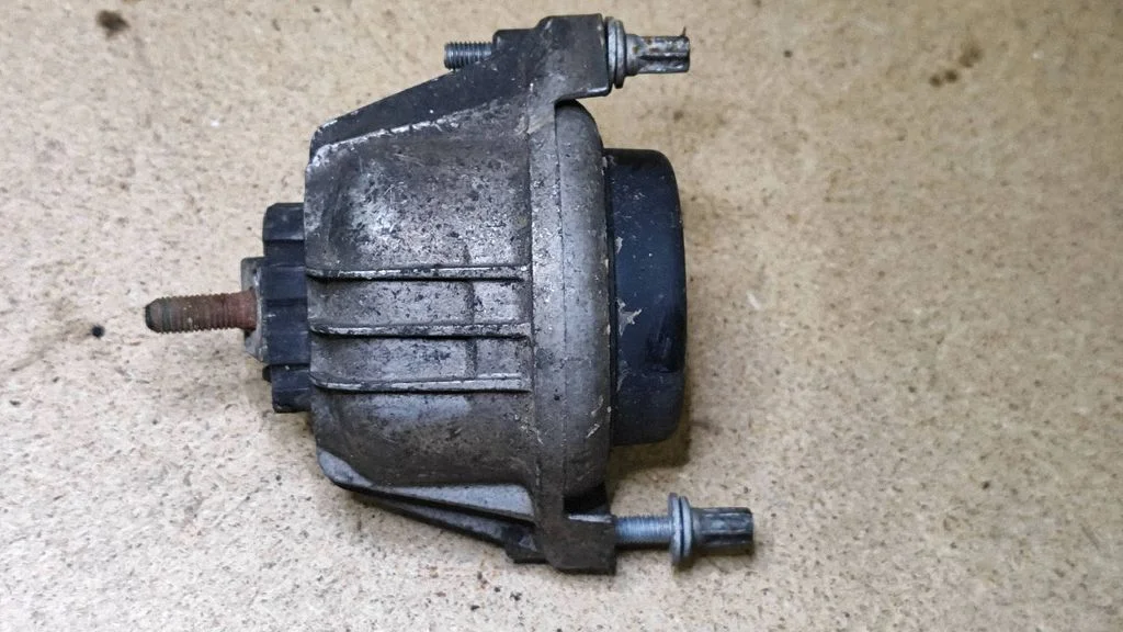 Engine mount bracket 13981112