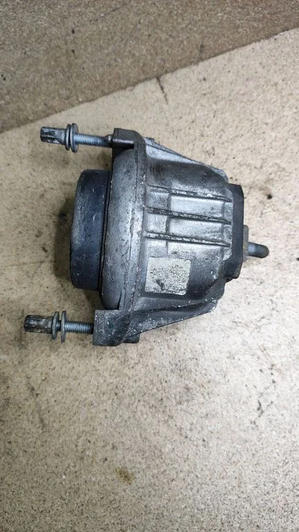 Engine mount bracket 13981112