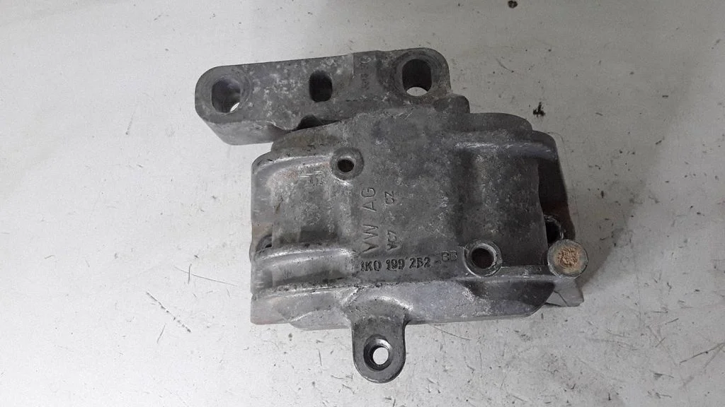 Engine mount bracket – Volkswagen Touran I (2003-2010)