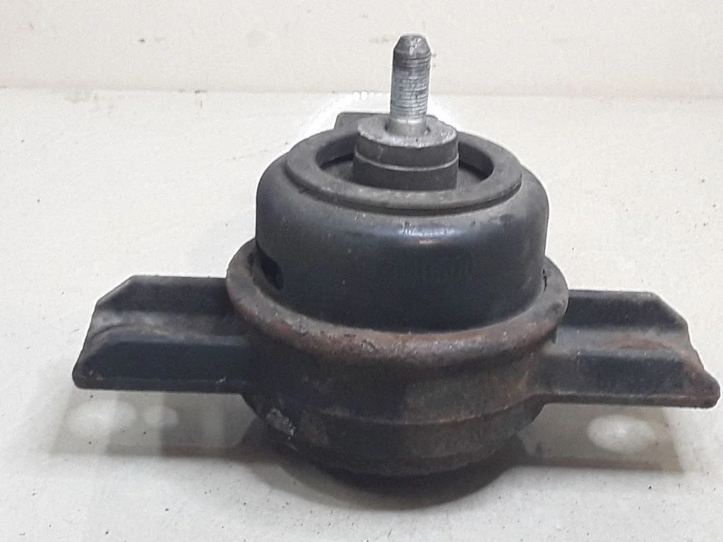 Engine mount bracket 218122B500
