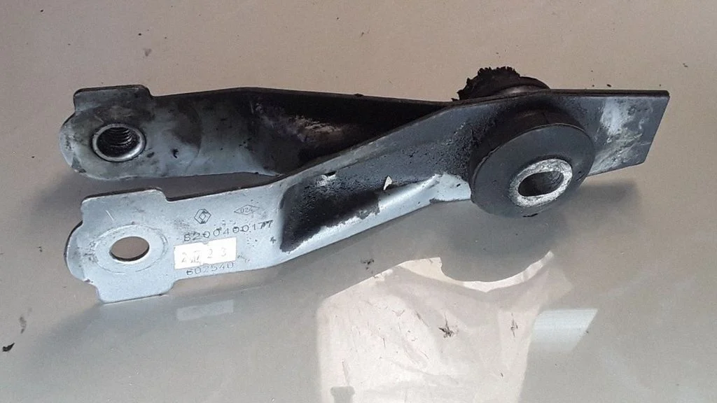 Engine mount bracket 8200400177