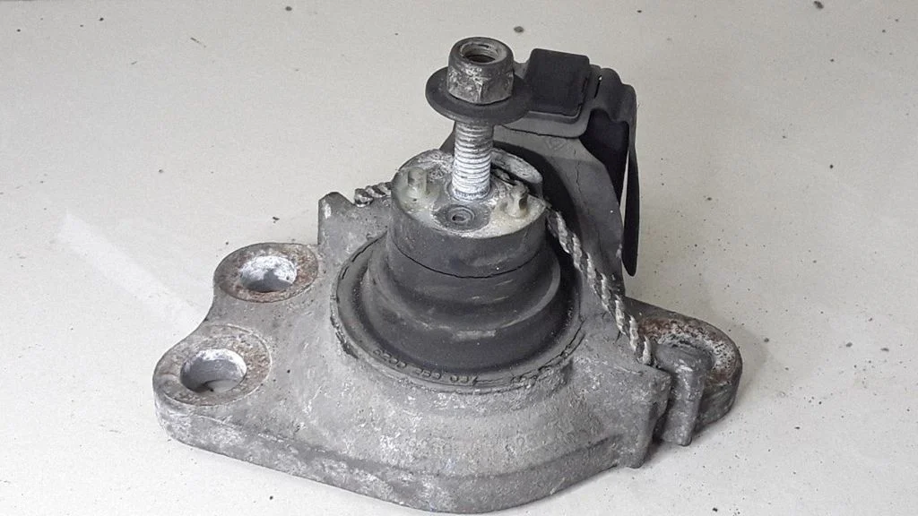 Engine mount bracket 8200253037