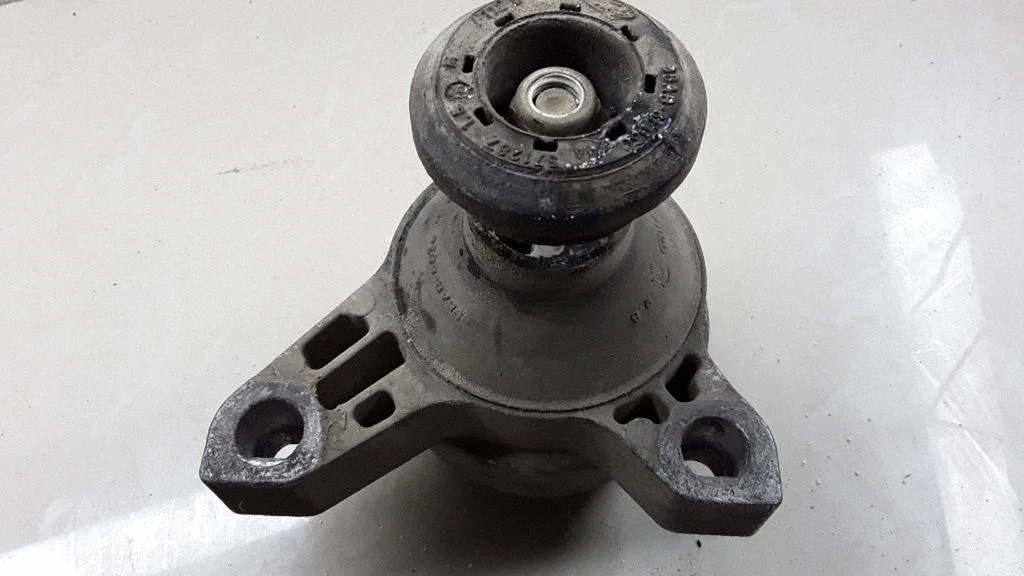 Engine mount bracket 98AB6F030