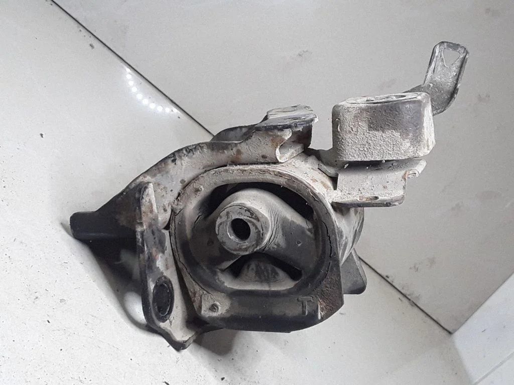 Engine mount bracket – Toyota Corolla Verso E121 (2001-2004)