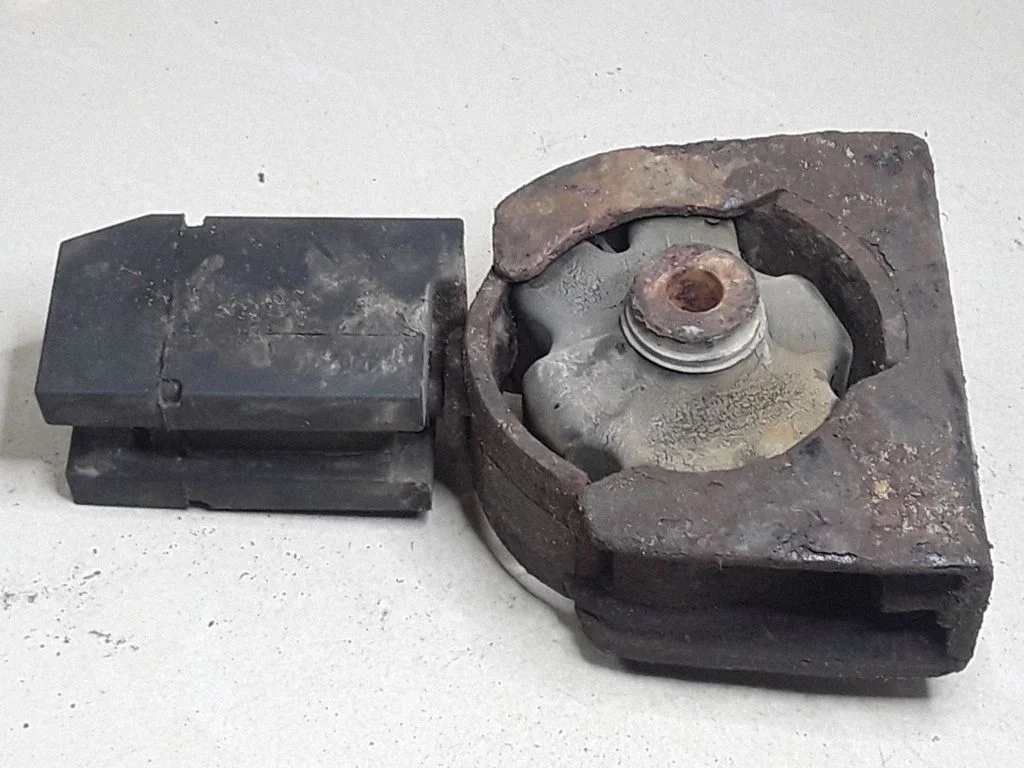 Engine mount bracket – Toyota Corolla Verso E121 (2001-2004)