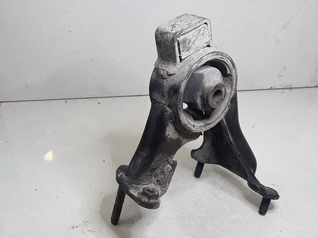 Engine mount bracket – Toyota Corolla Verso E121 (2001-2004)