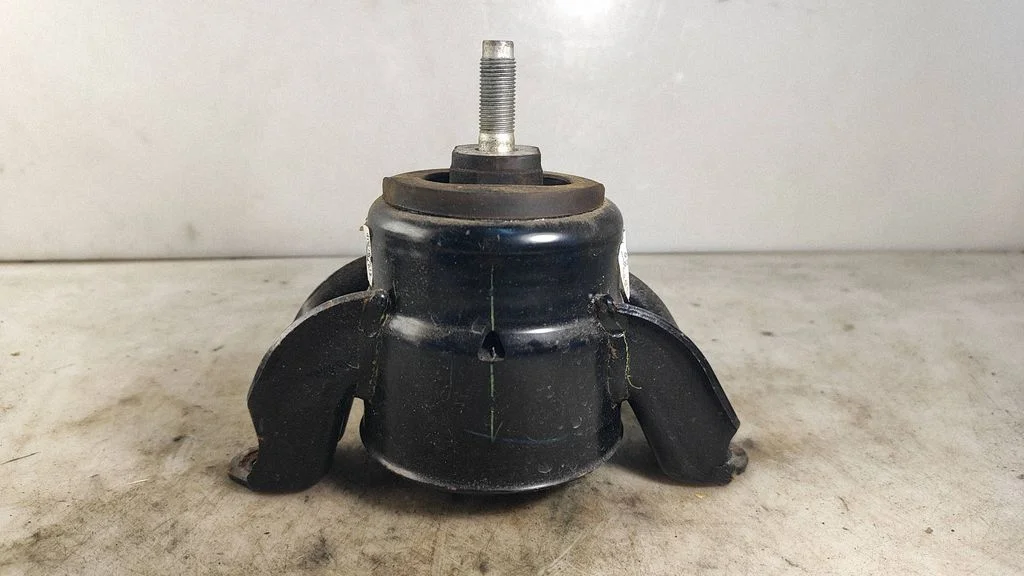 Engine mount bracket 21810Q0000