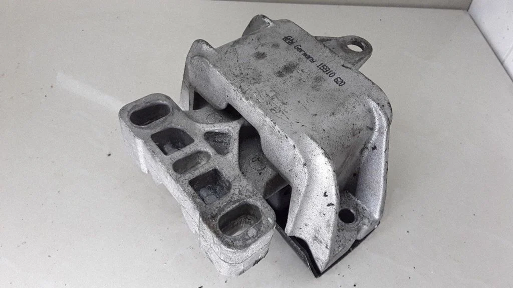 Engine mount bracket 15910620