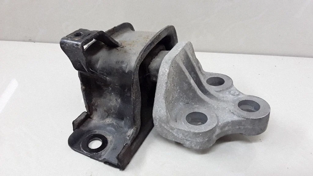 Engine mount bracket 468646740