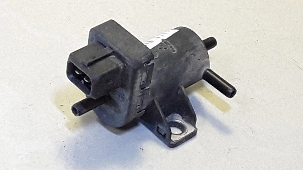 Vacuum valve 7700113709