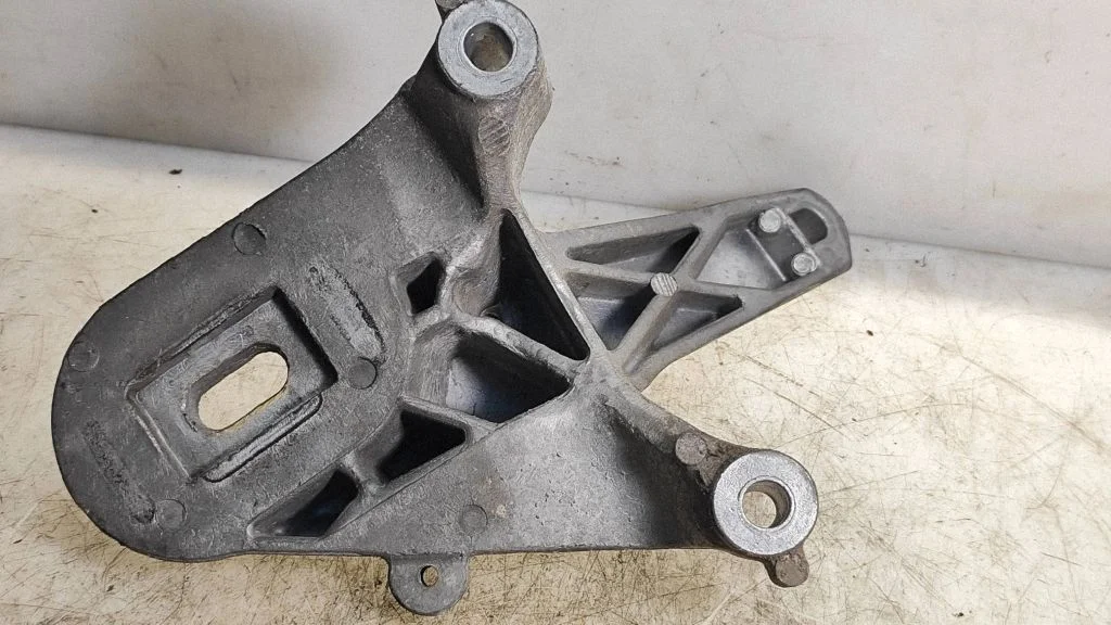 Engine mounting bracket 8788663