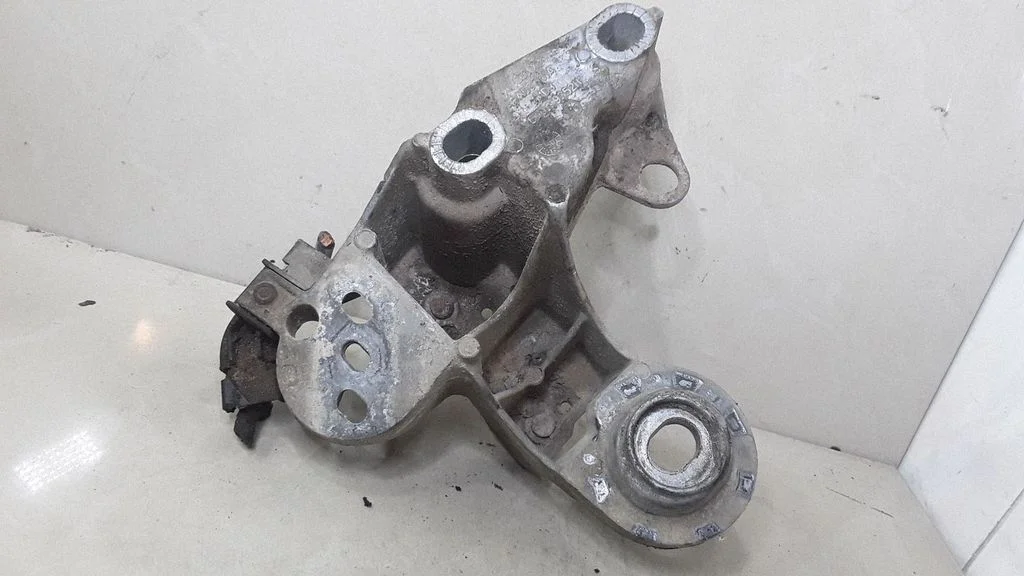 Mootori kinnituskronstein – Audi A4 S4 B6 8E 8H (2001-2005)