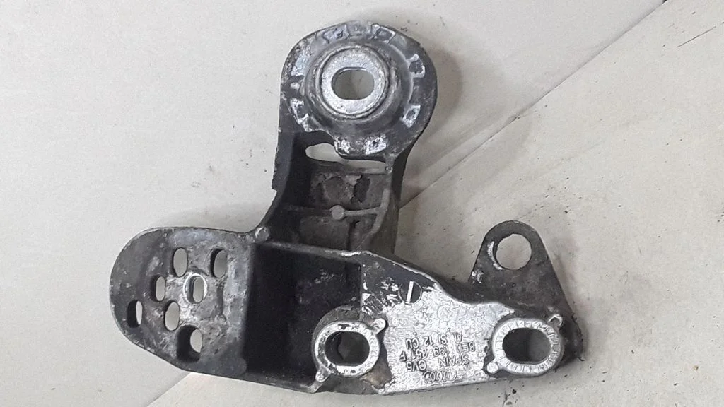 Mootori kinnituskronstein – Audi A4 S4 B6 8E 8H (2001-2005)