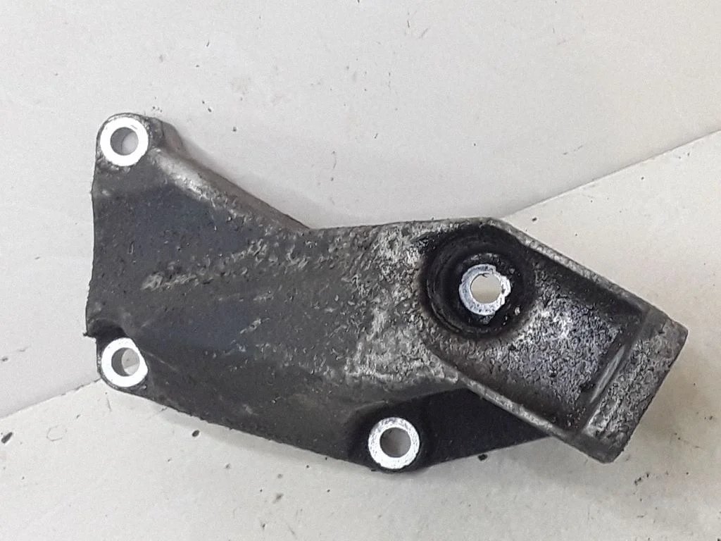 Mootori kinnituskronstein 8D0199307P