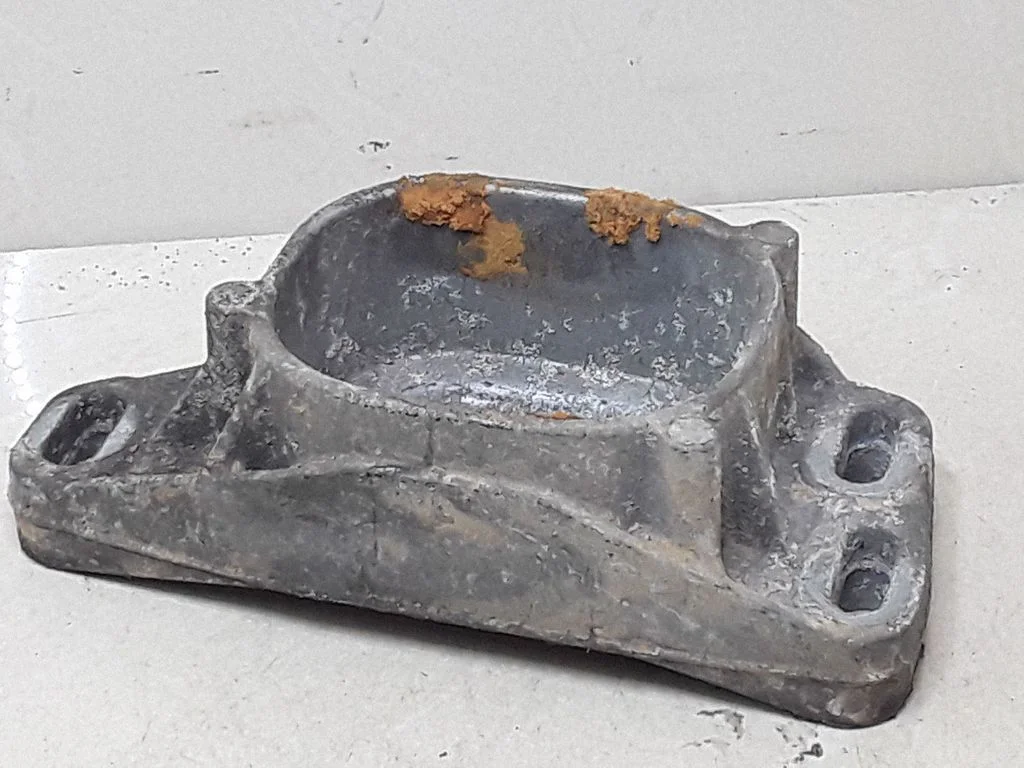 Mootori kinnituskronstein 8D0199335Q