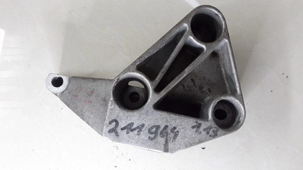 Mootori kinnituskronstein 8200108112
