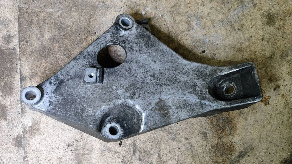 Engine mounting bracket 6775041
