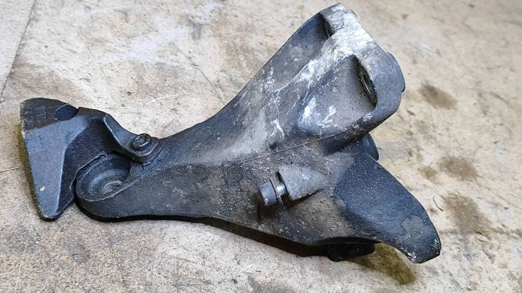 Engine mounting bracket 22116781916