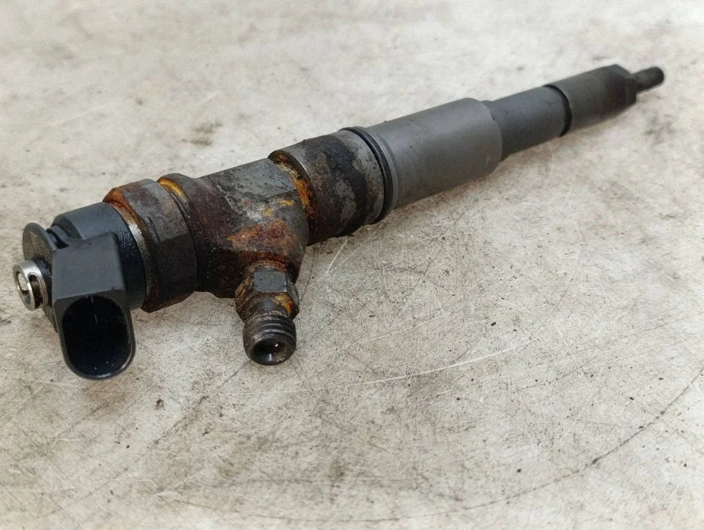 Fuel injector 7793836