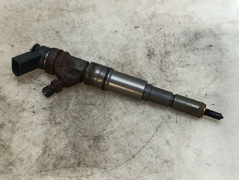 Fuel injector 7793836
