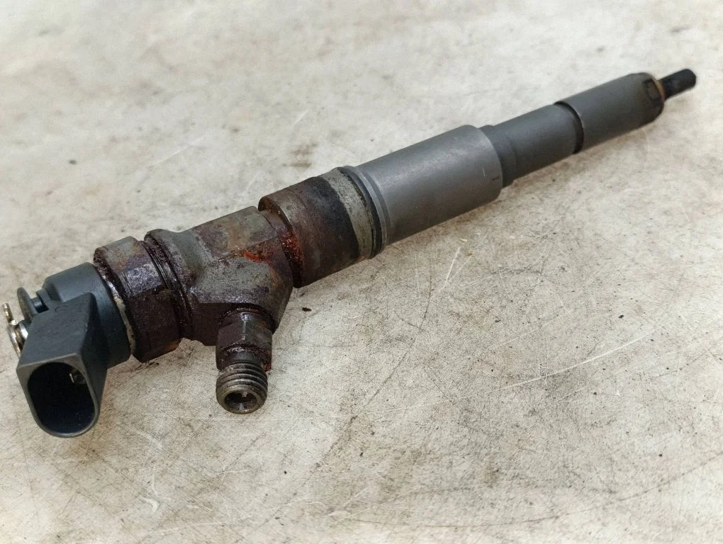 Fuel injector 7793836