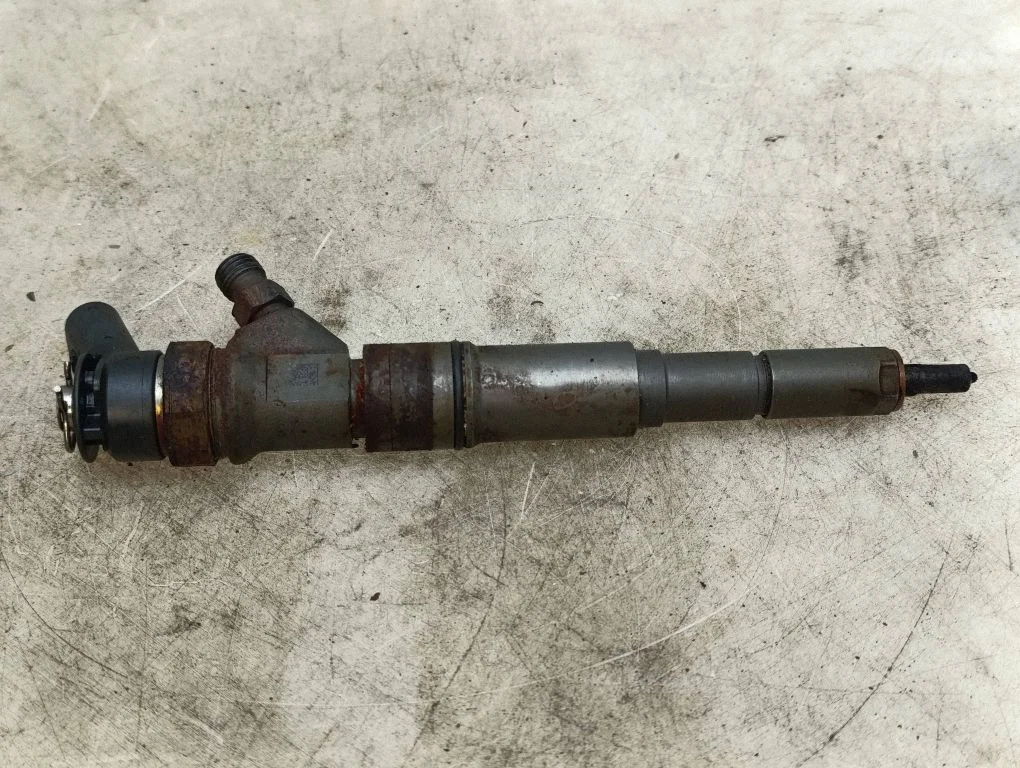 Fuel injector 7793836