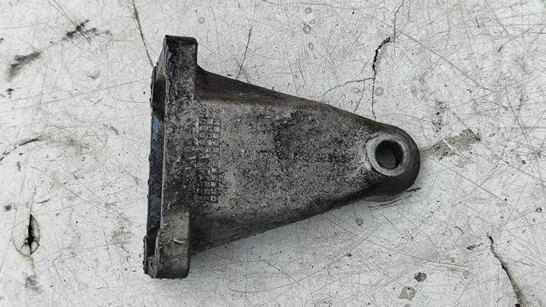 Mootori kinnituskronstein A6652231204