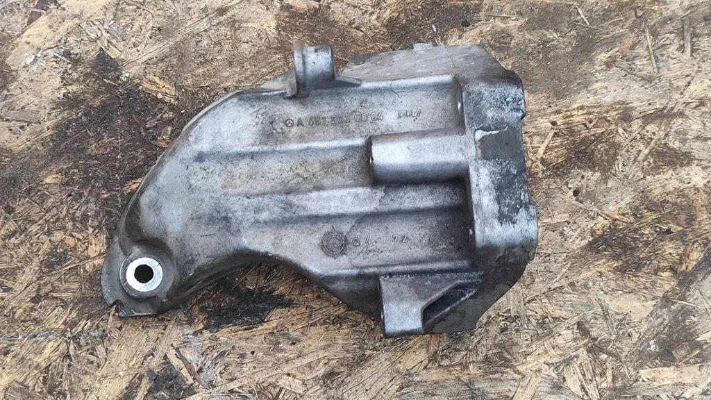 Engine mounting bracket – Mercedes-Benz E-Class W212 (2009-2016)