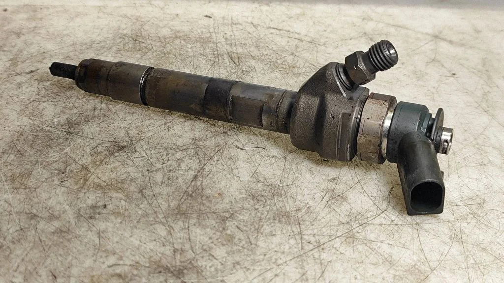 Fuel injector 0445110600