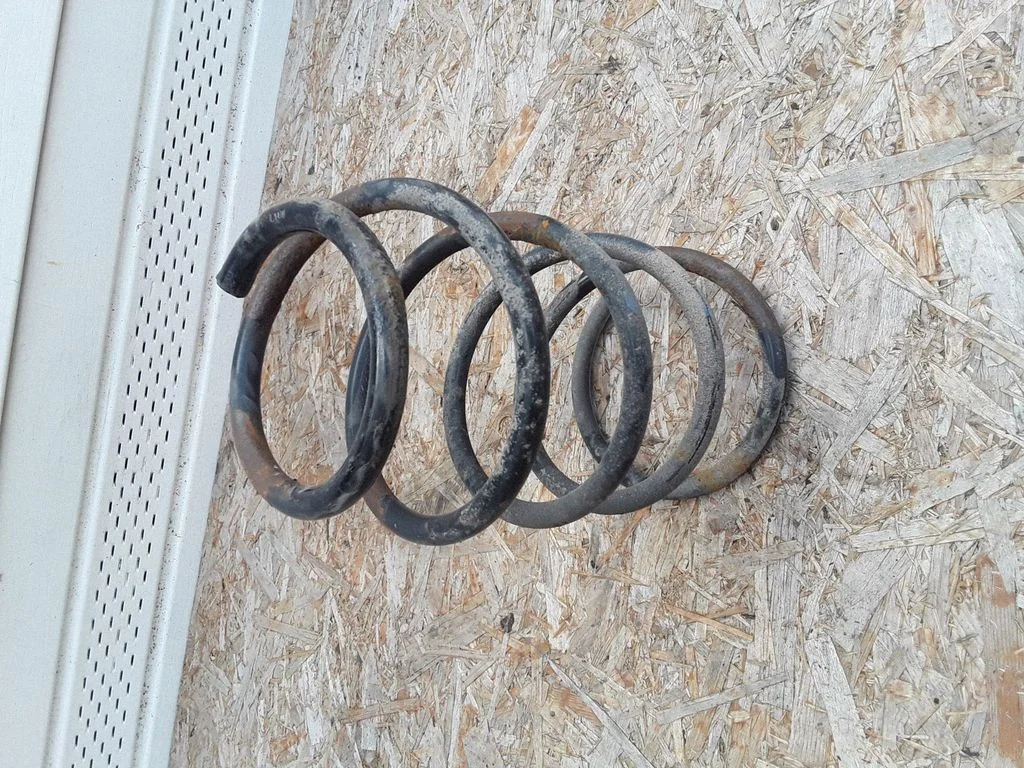 Front coil spring – Toyota Matrix (E130) (2001-2008)