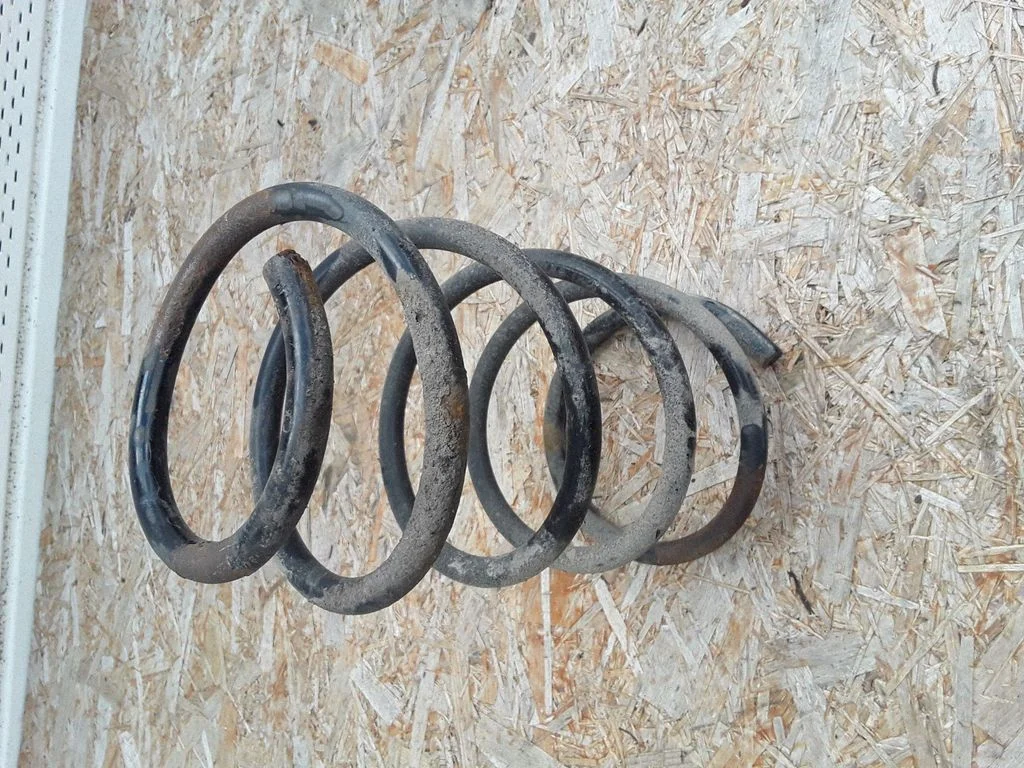 Front coil spring – Toyota Matrix (E130) (2001-2008)