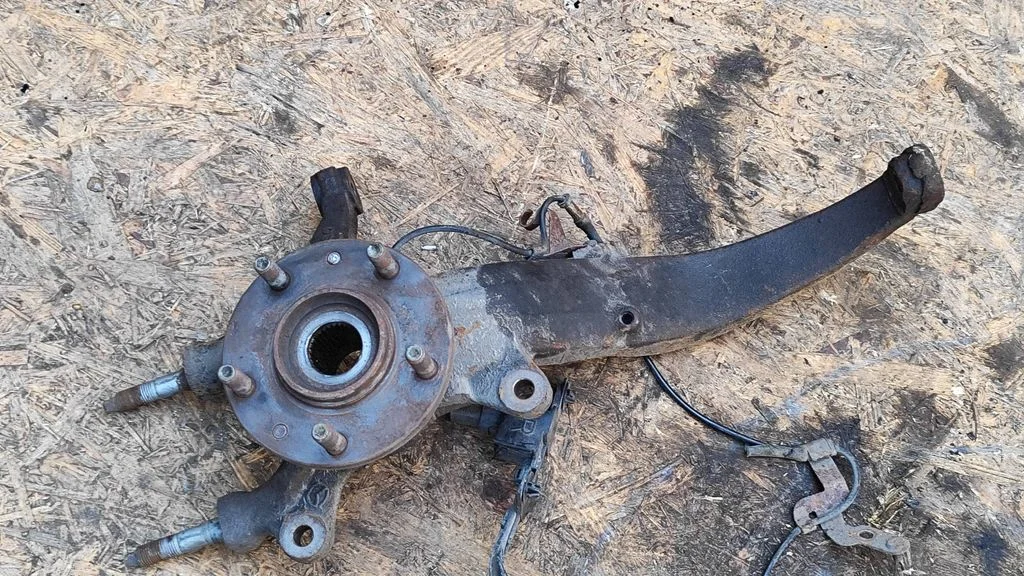 Front wheel hub – right