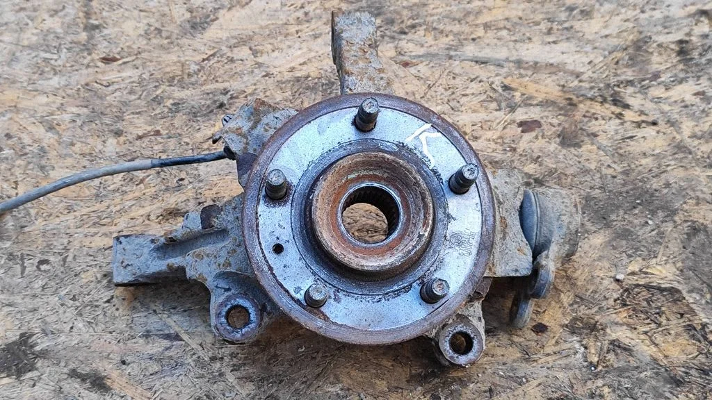 Front wheel hub – left