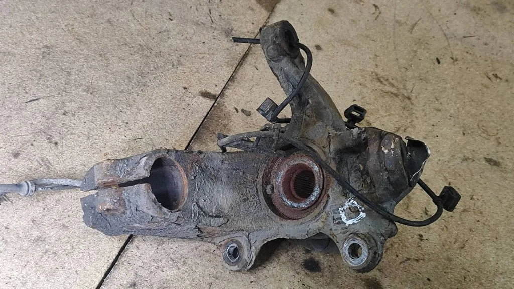 Front wheel hub – right