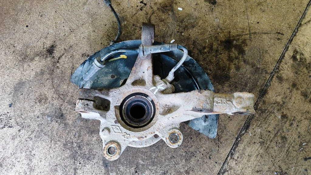 Front wheel hub – left