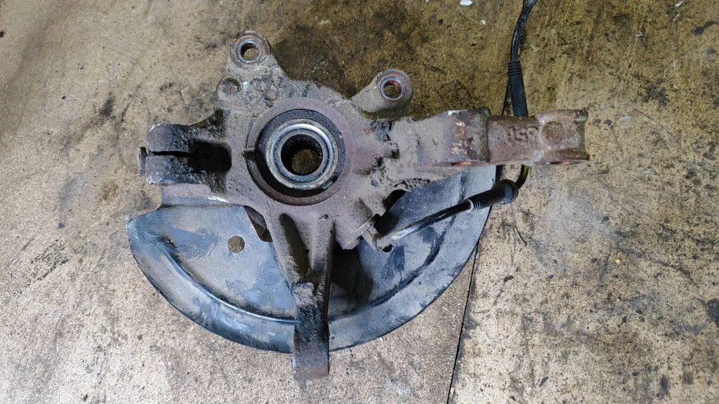 Front wheel hub – right