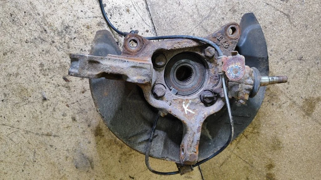 Front wheel hub – right